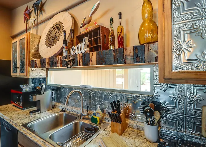 Private Courtyard & Swim Access In Holiday home Tucson