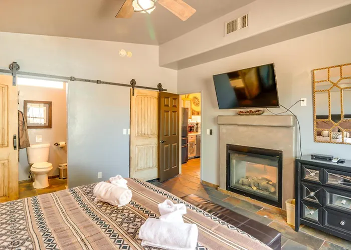 Private Courtyard & Swim Access In Holiday home Tucson