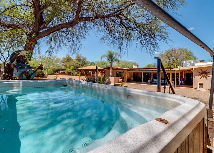 Private Courtyard & Swim Access In Holiday home Tucson